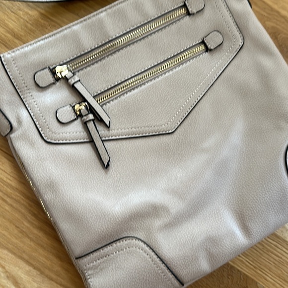 Apt 9 Crossbody Handbag. - Picture 2 of 8